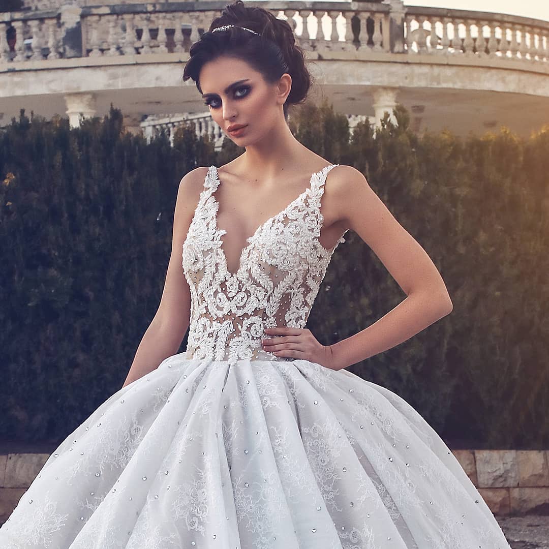 Ball Gown V-neck Sleeveless Court Train Wedding Gown With Appliques 2