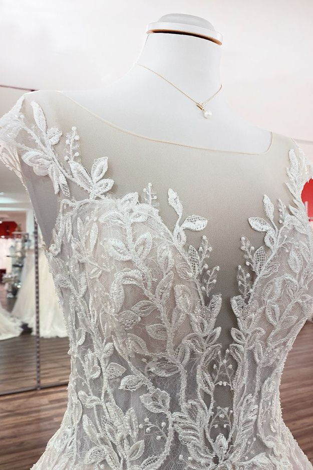 Shimmering Tulle Ball Gown with Leafy Lace Appliques and Cap Sleeves 5