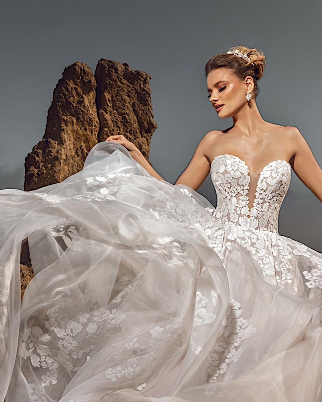 A-line Sweetheart Neck Sleeveless Chapel Train Lace Wedding Gown With Lace 6