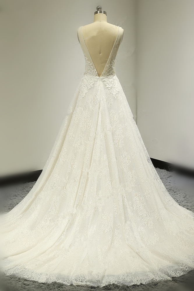 Plunging Neckline Sleeveless Floor-length Tulle Wedding Dress With Pearls 2