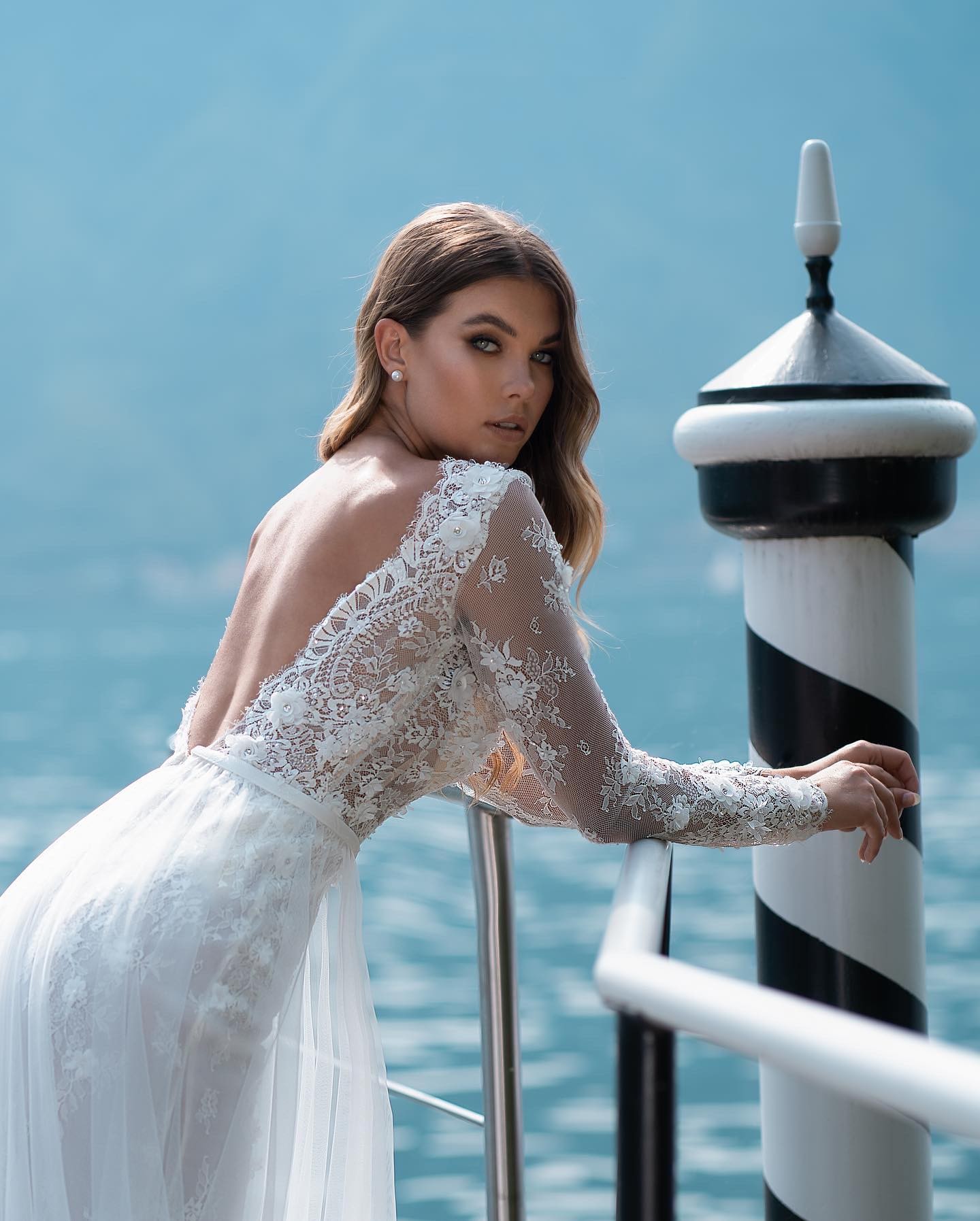 Column V-neck Long Sleeves Chapel Train Tulle Bridal Gown With Lace 2