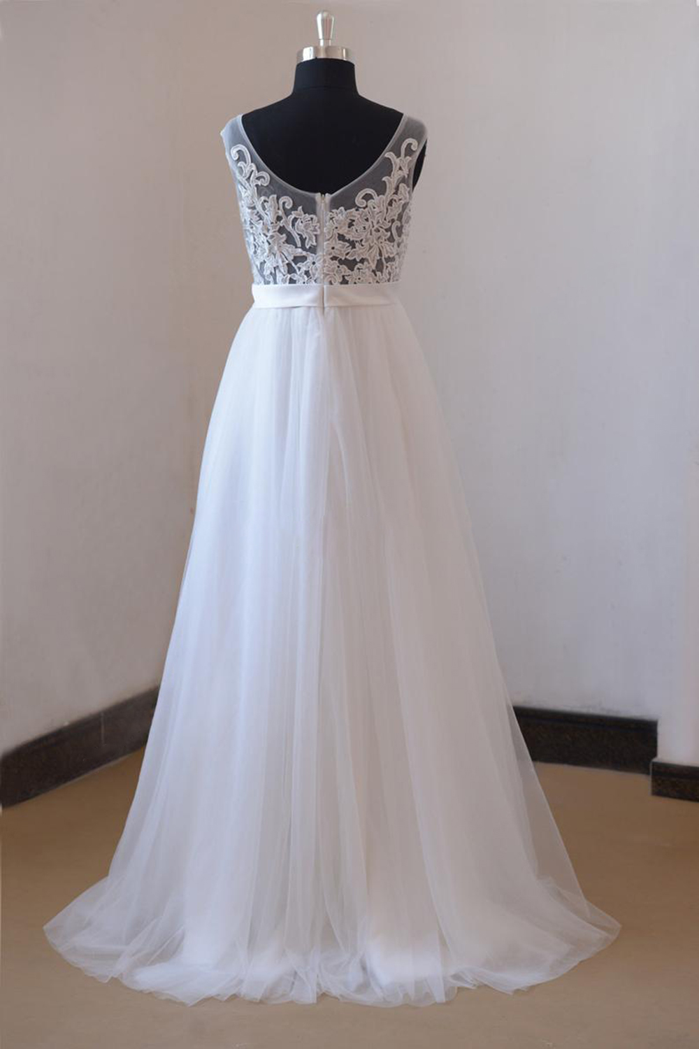 A-line Jewel Neck Sleeveless Floor-length Tulle Wedding Gown With Appliques 2