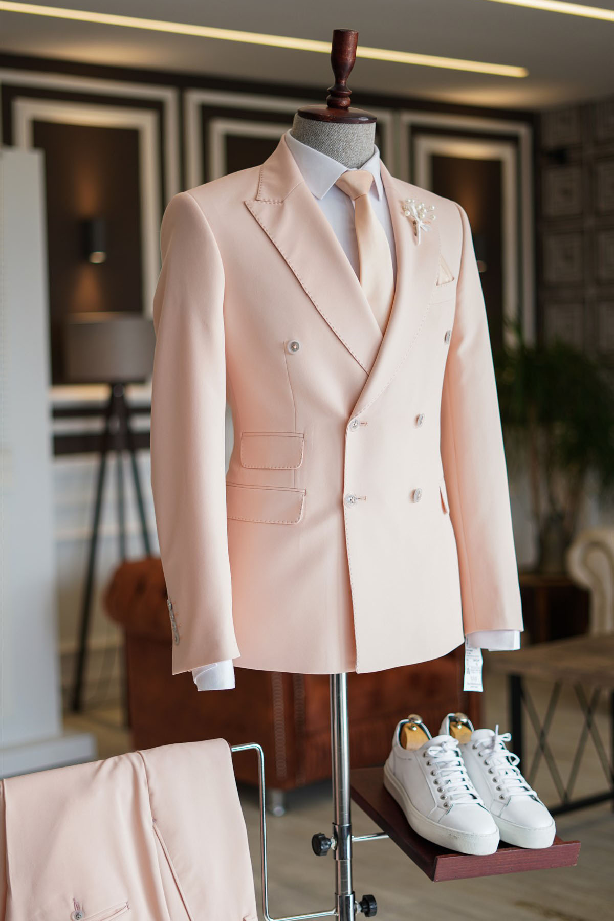 Blushing Pink Double Breasted Prom Men Suit with Peaked Lapel 1