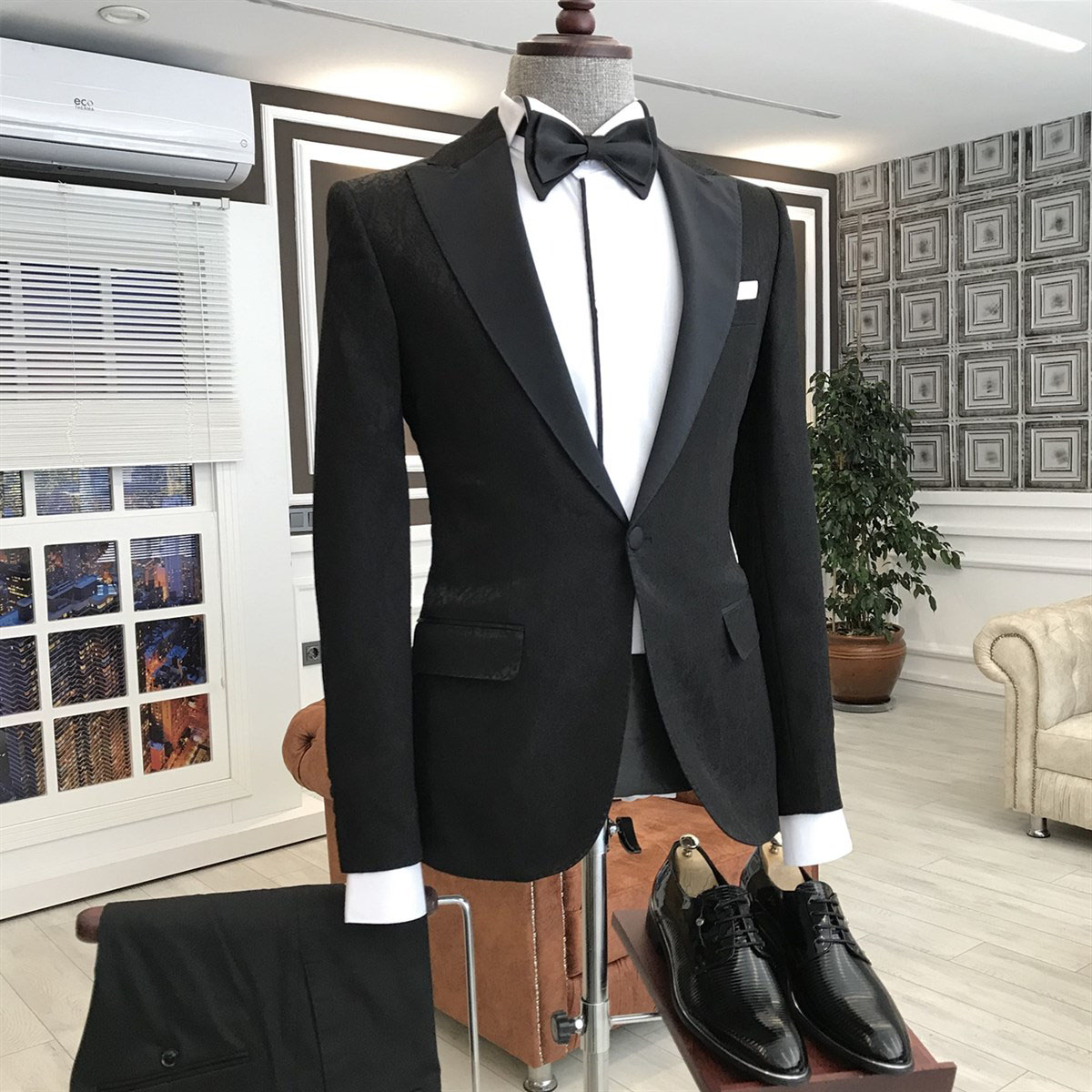 Black Slim Fit Men Suit with Peaked Lapel 2