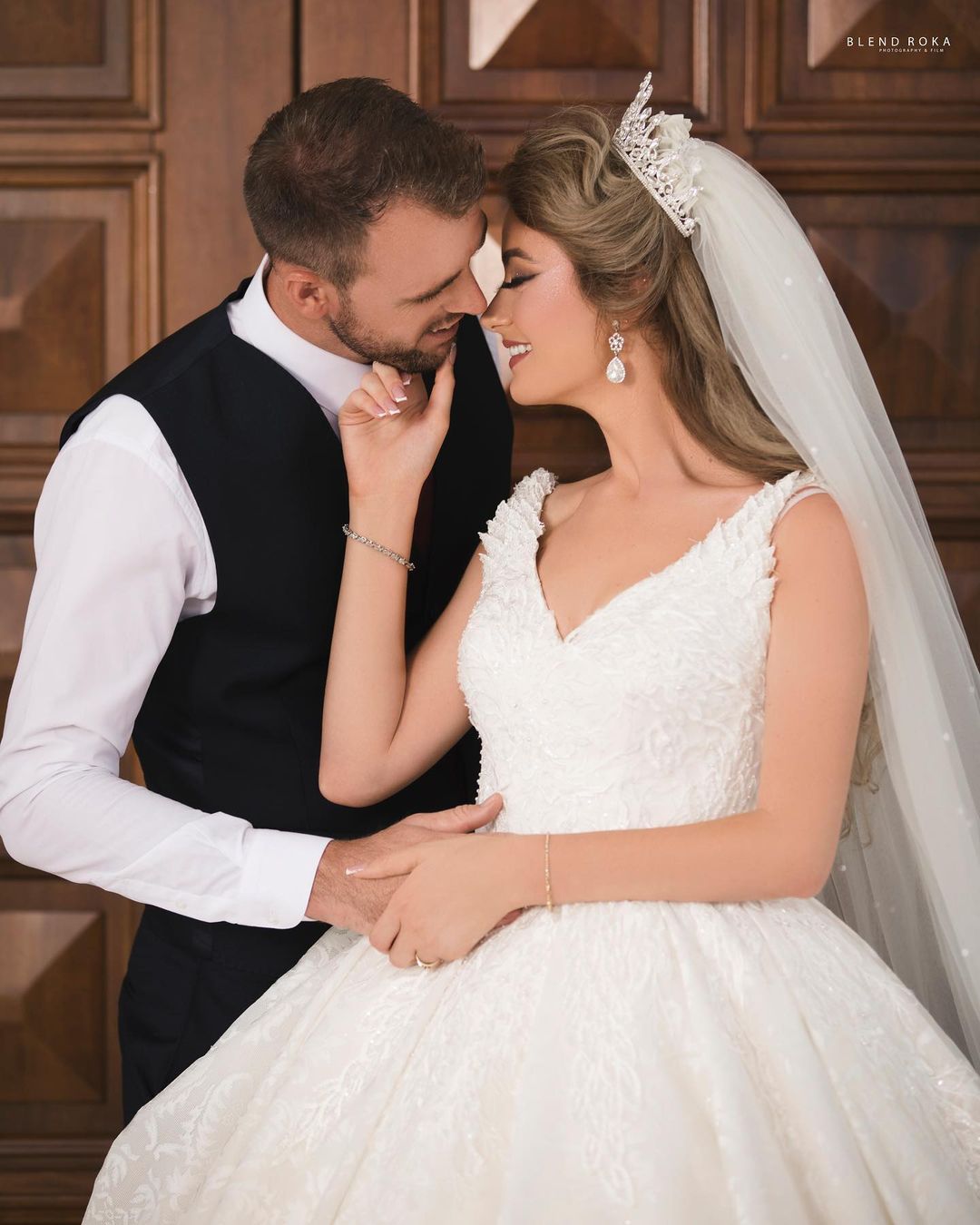 Ball Gown V-neck Sleeveless Chapel Train Lace Bridal Gown With Lace 7