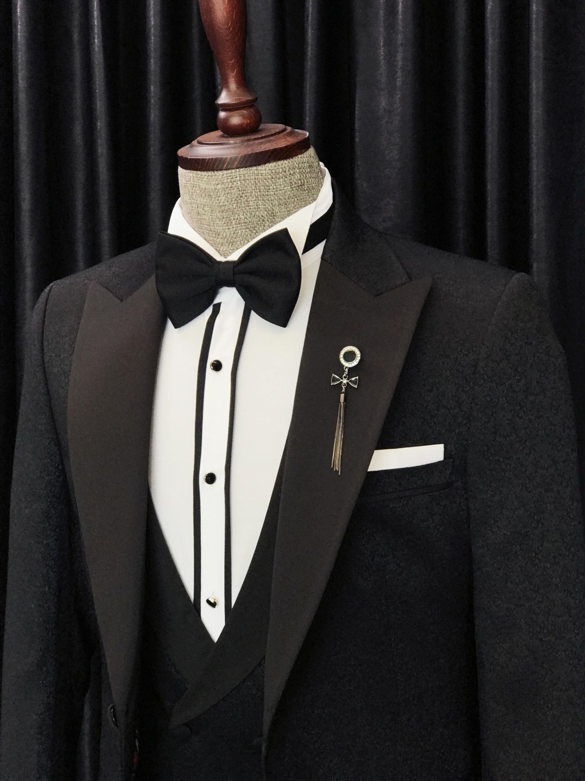 Black Jaquard Peaked Lapel Wedding Men Suit 3