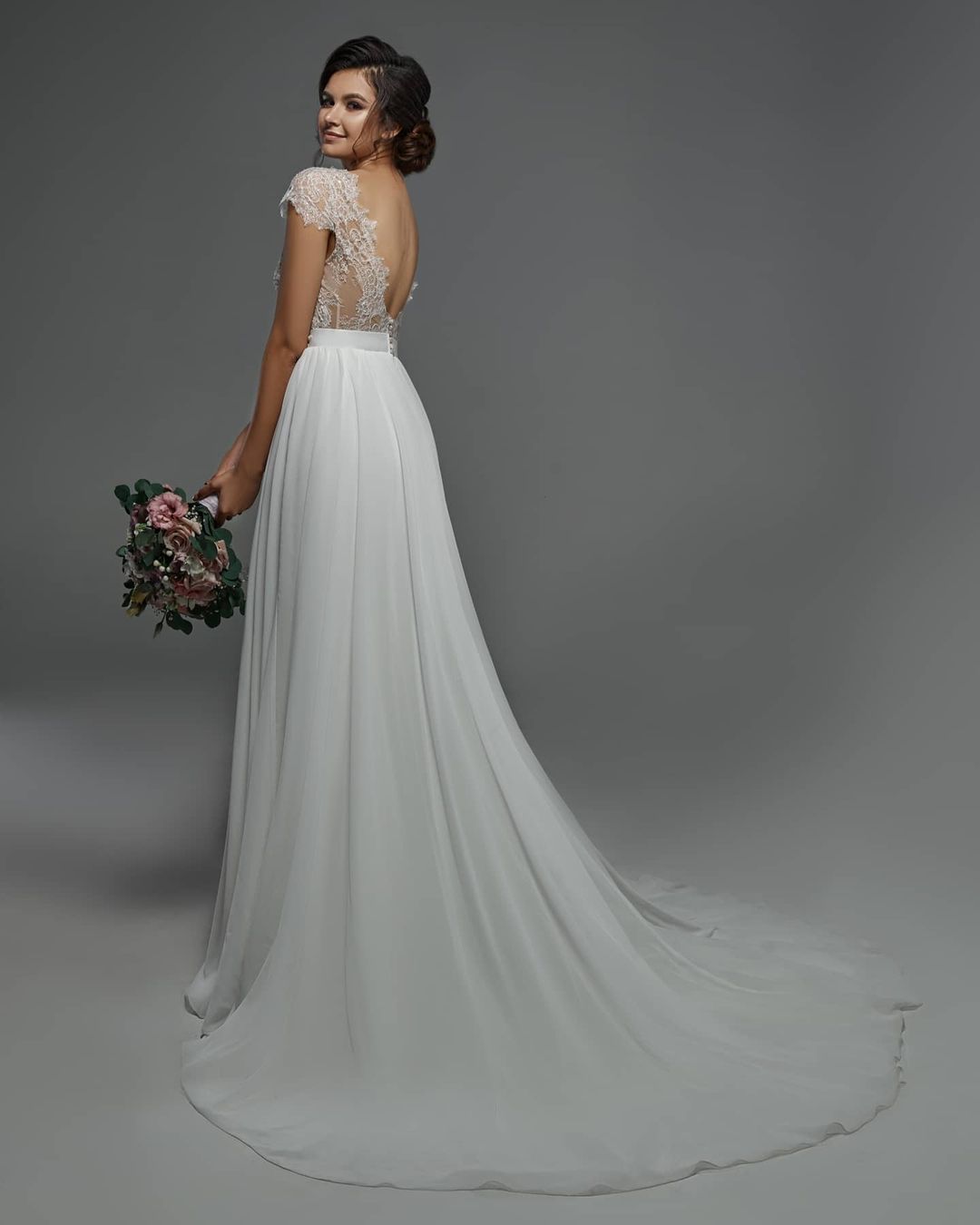 Column V-neck Sleeveless Court Train 100D Chiffon Bridal Dress With Lace 2