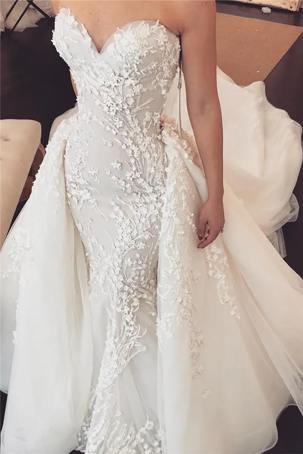 Column Sweetheart Neck Sleeveless Chapel Train Tulle Wedding Gown With Appliques 1