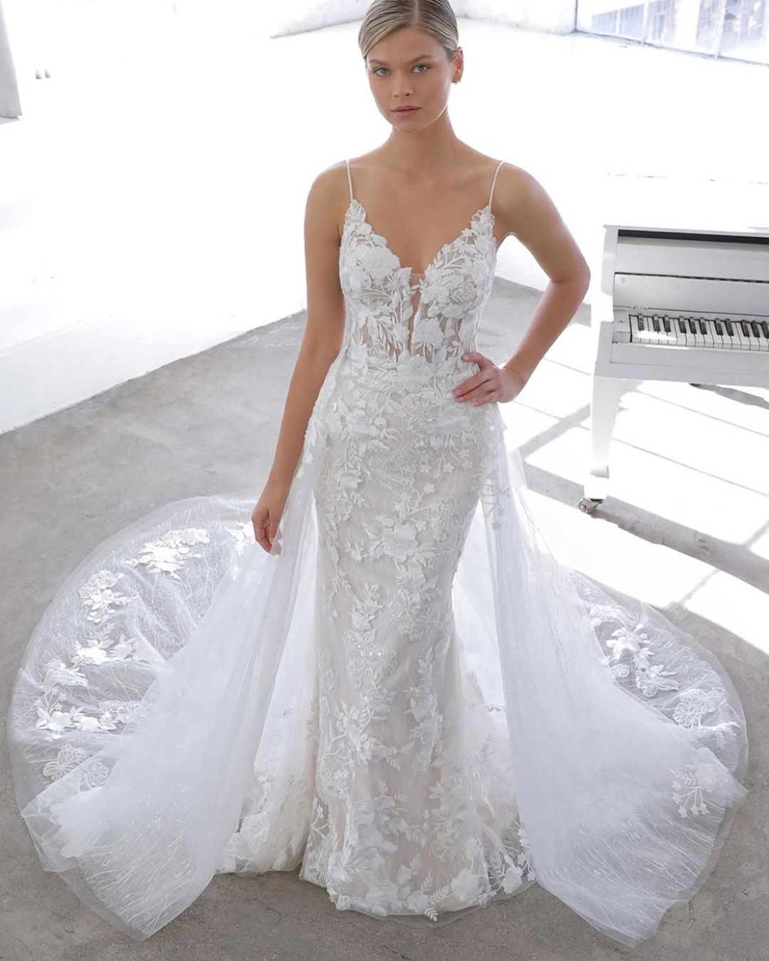Column Spaghetti Straps V-neck Sleeveless Chapel Train Lace Wedding Gown With Lace 3