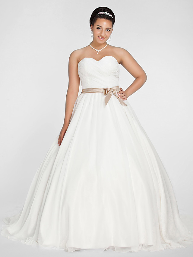 Ball Gown Strapless Sweetheart Neck Tulle Wedding Gown With Court Train 1
