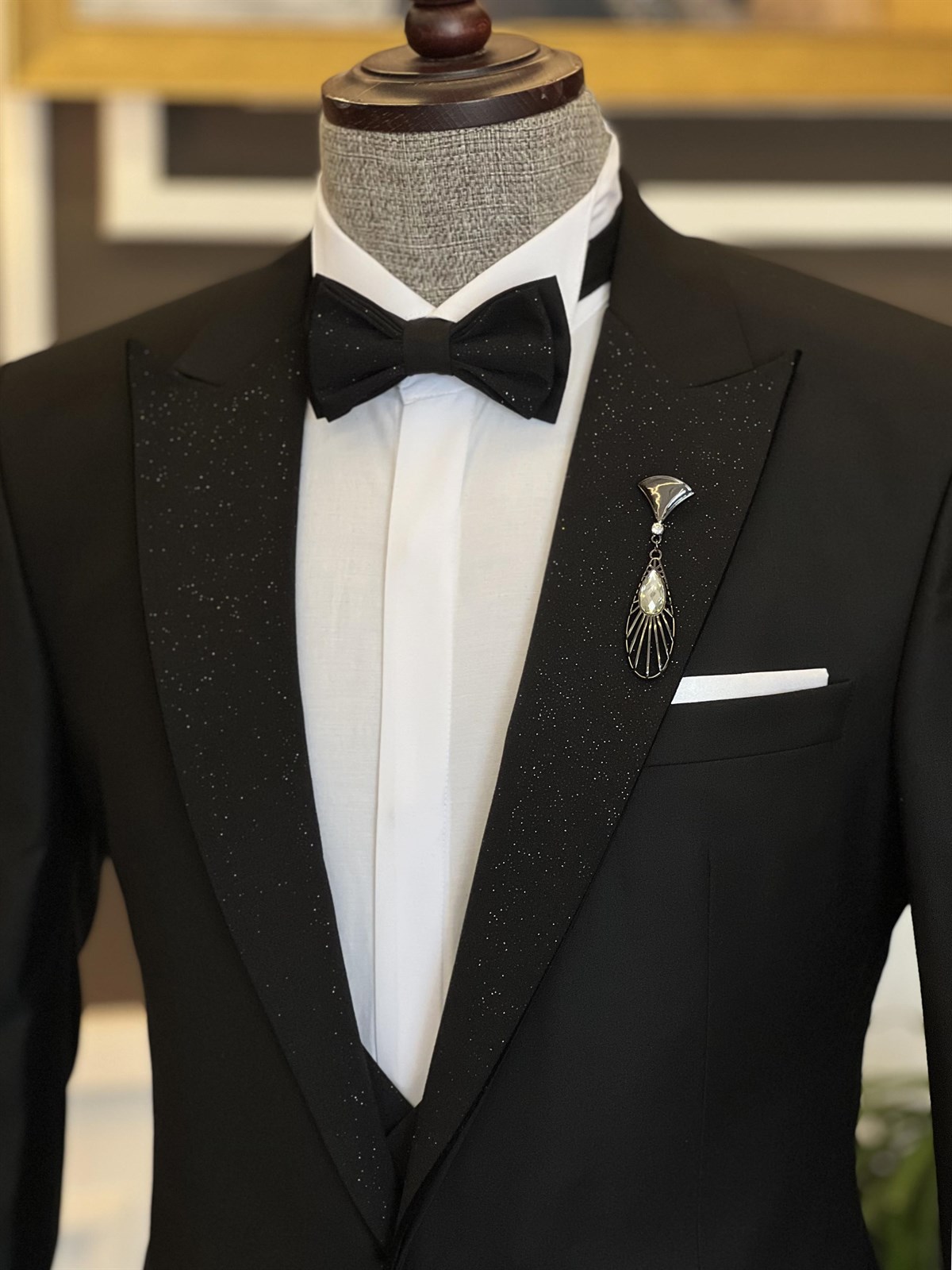 Black Sparkle Peaked Lapel Wedding Men Suit 3