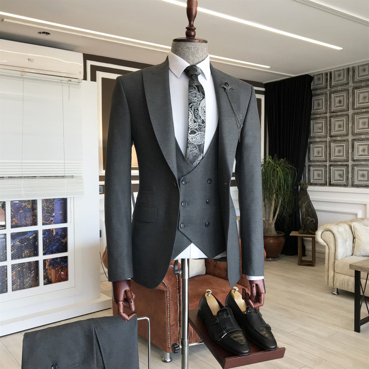 Gray Formal Business Suit with Peaked Lapel 2