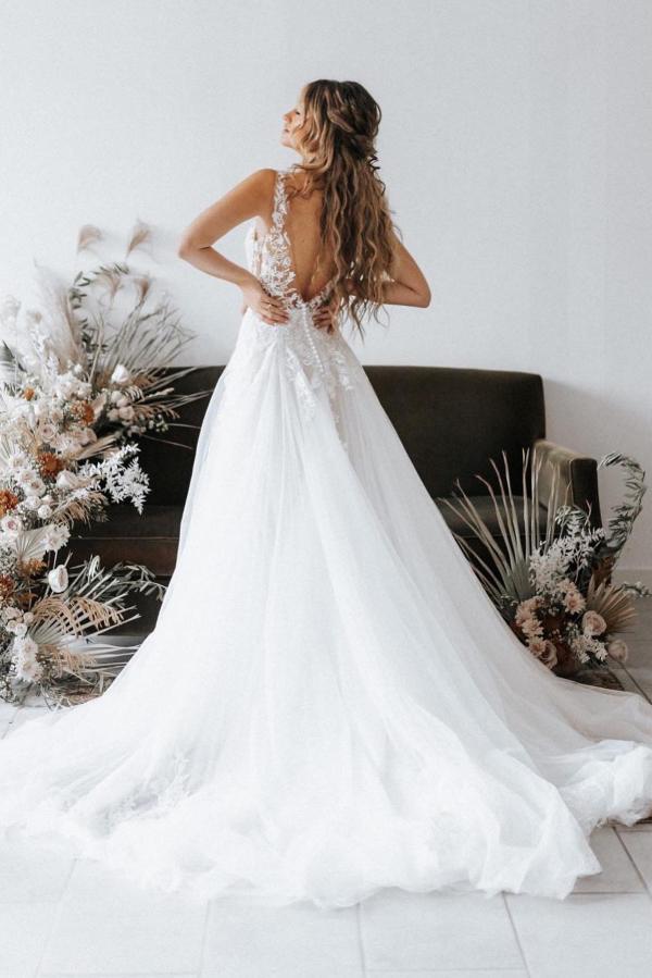 A-line V-neck Sleeveless Chapel Train Tulle Bridal Gown With Appliques 2