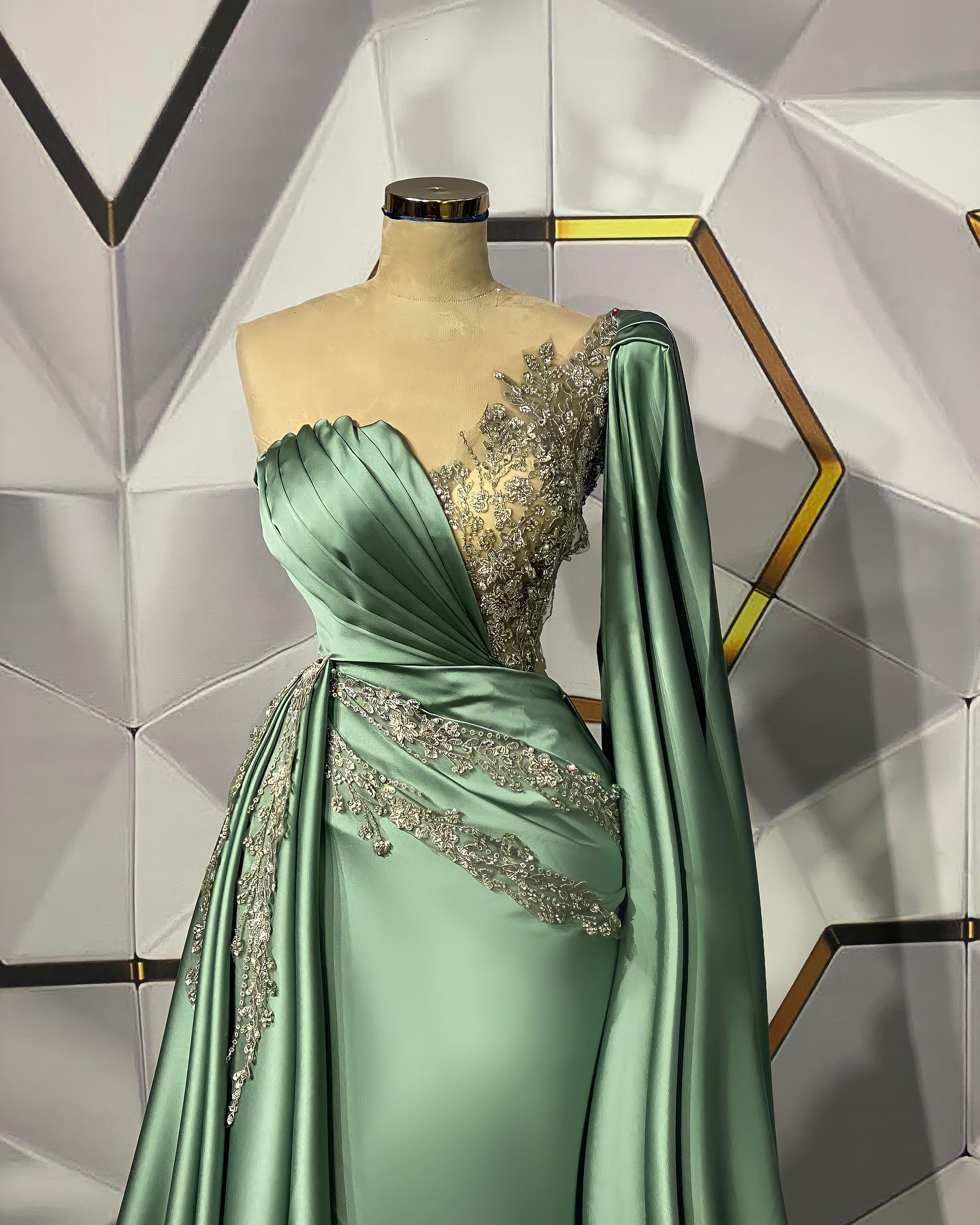 Mermaid Sweetheart Neck Sleeveless Sweep / Brush Train Stretch Satin Formal Dress With Appliques 2