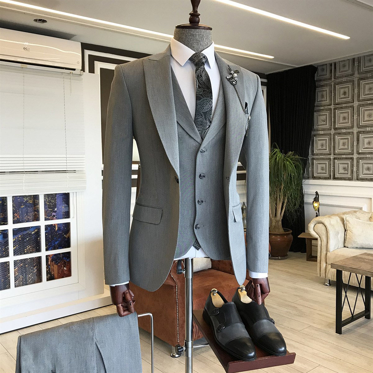 Gray Formal Business Suit with Peaked Lapel 2