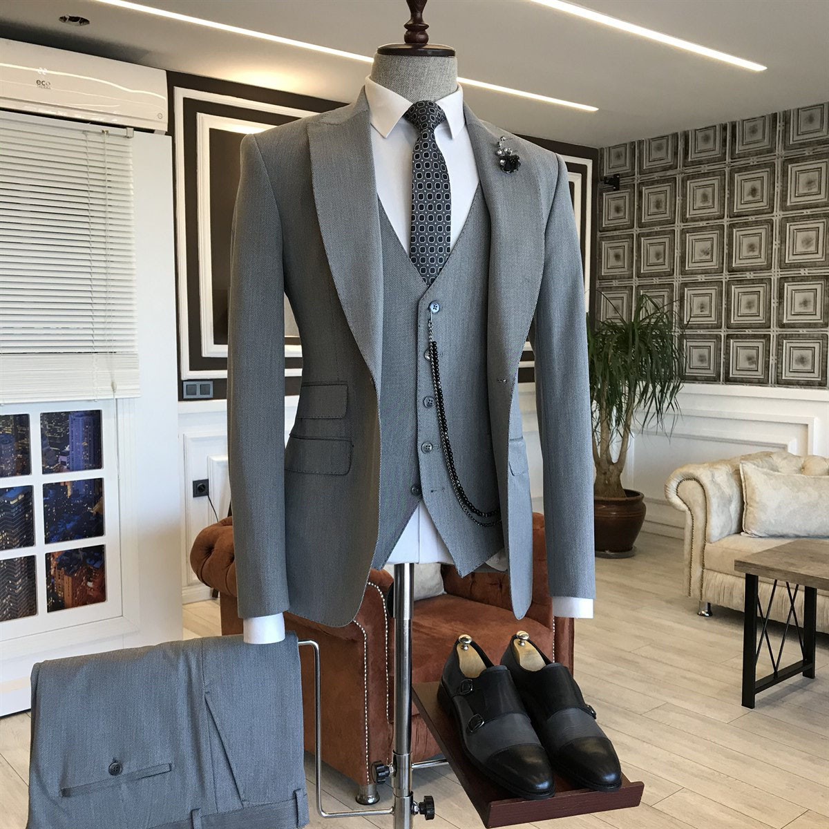 Gray Bespoke Business Suit with Peaked Lapel 2