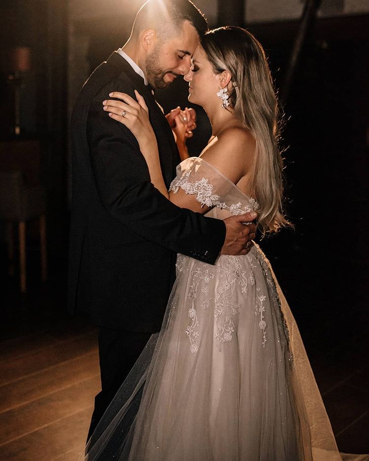 A-line Sweetheart Neck Sleeveless Chapel Train Tulle Bridal Gown With Lace 9