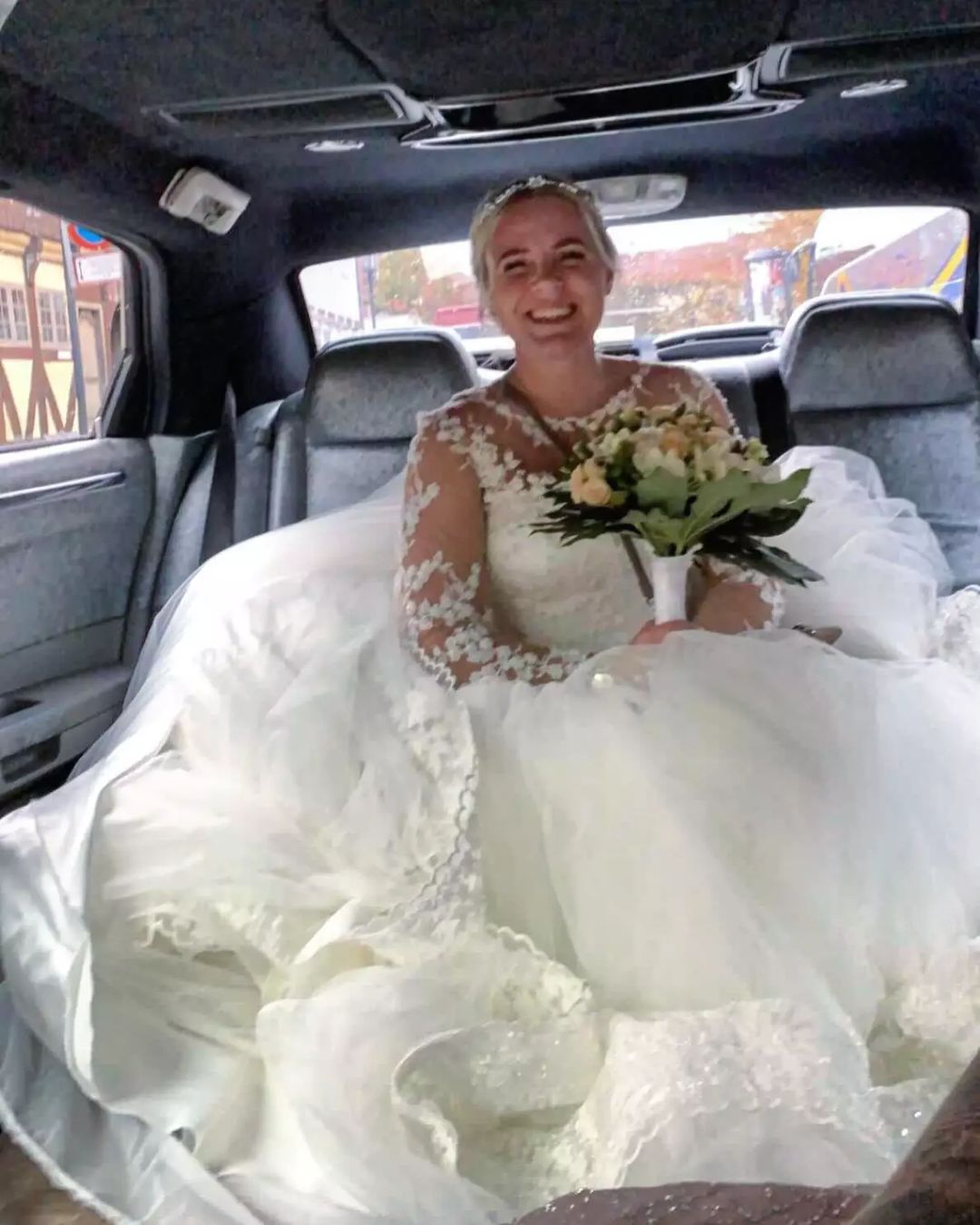 Ball Gown Jewel Neck Sleeveless Chapel Train Tulle Bridal Gown With Lace 3