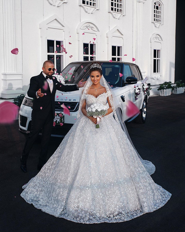 Ball Gown Off-the-shoulder Sleeveless Sweep / Brush Train Wedding Gown With Appliques 3