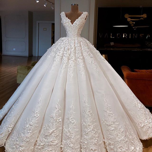 Ball Gown V-neck Sleeveless Court Train Bridal Gown With Appliques 2