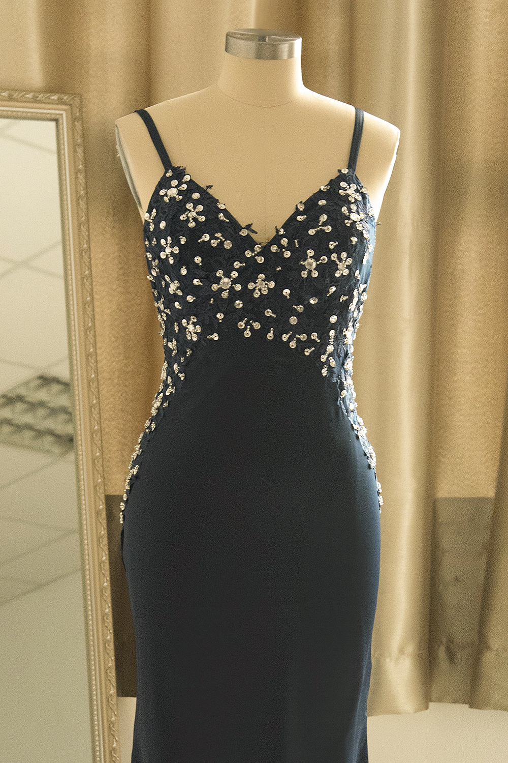 Mermaid Spaghetti Straps V-neck Floor-length Healthy cloth Evening Gown With Sequins 4
