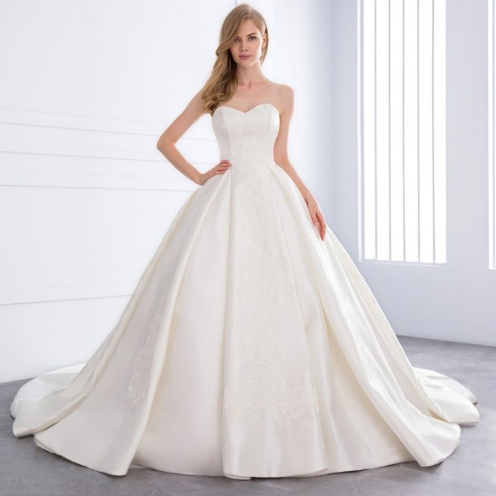 Ball Gown Sweetheart Neck Tulle Wedding Gown With Ruffles 2