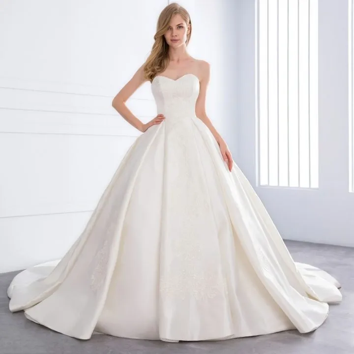Ball Gown Sweetheart Neck Tulle Wedding Gown With Ruffles 2