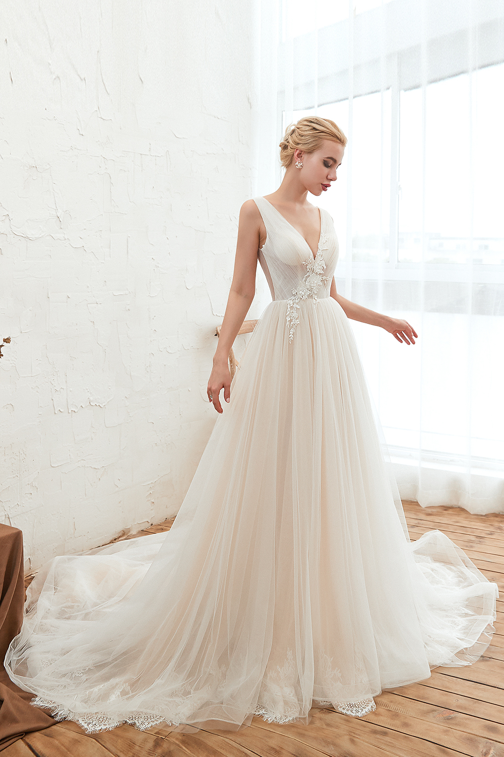 A-line V-neck Sleeveless Chapel Train Tulle Wedding Gown With Rhinestone 7