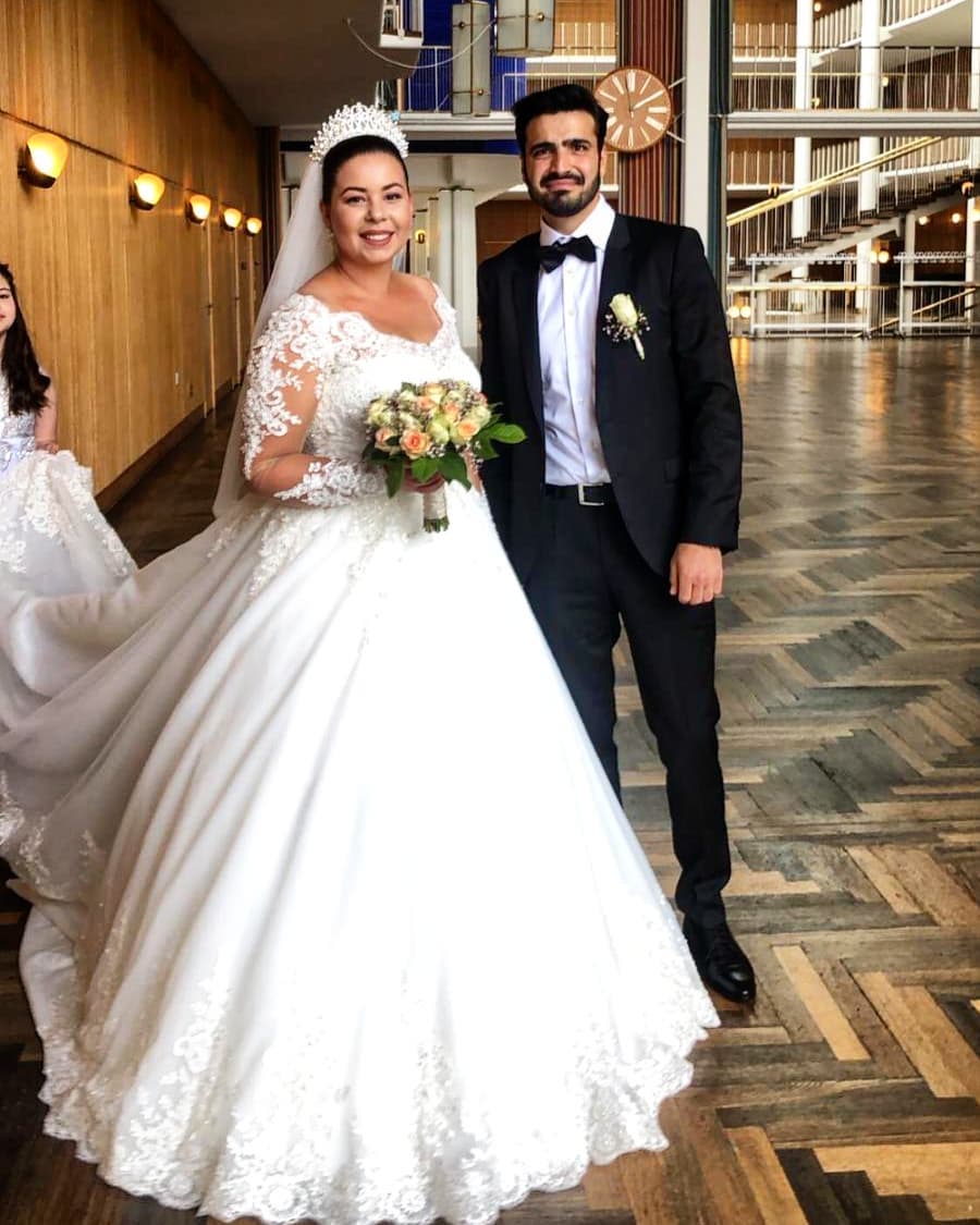 A-line Sweetheart Neck Long Sleeves Chapel Train Tulle Bridal Gown With Lace 2