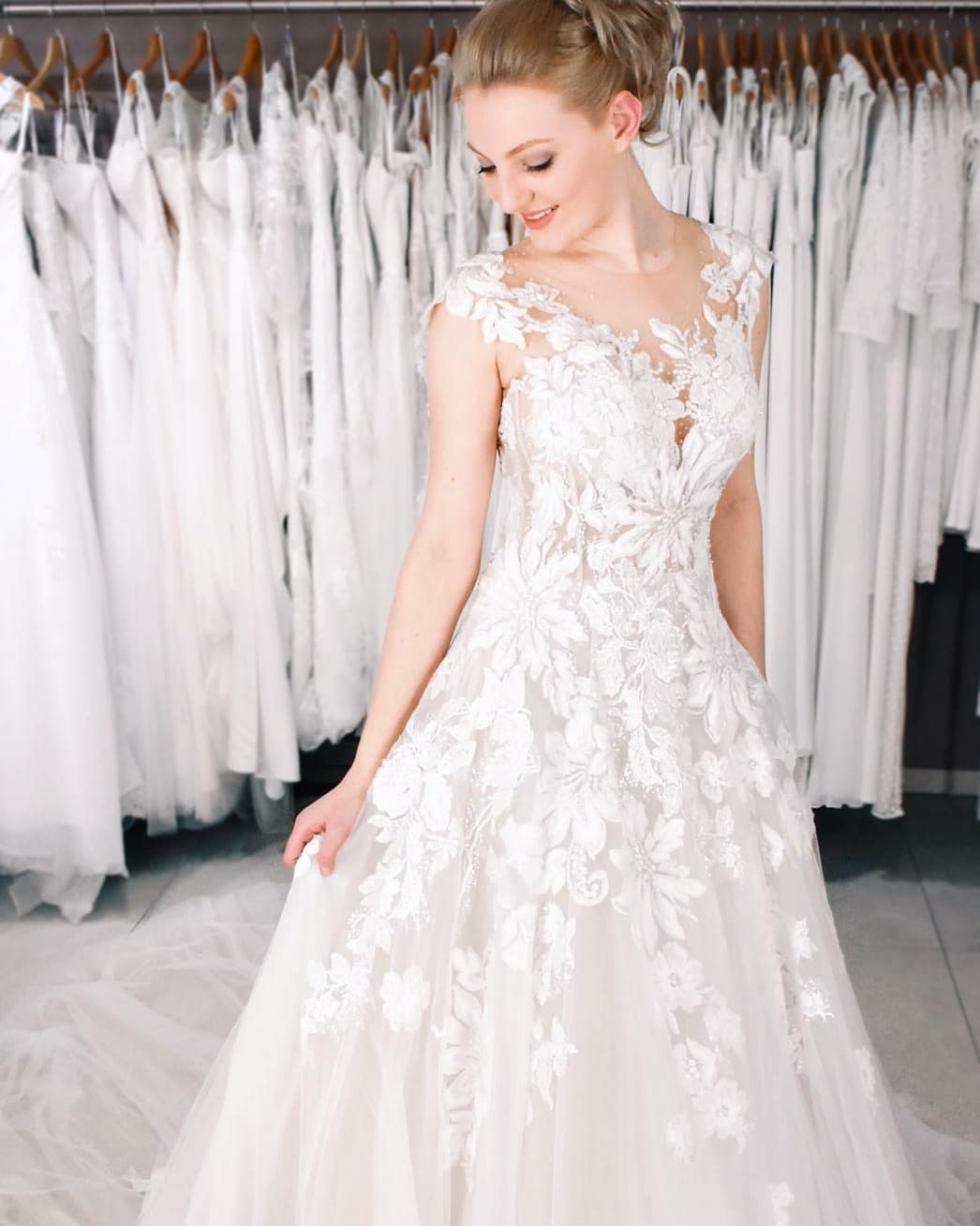 A-line Sweetheart Neck Sleeveless Court Train Tulle Bridal Gown With Lace 2