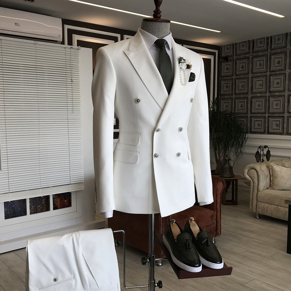 White Double Breasted Business Men Suit with Peaked Lapel 2