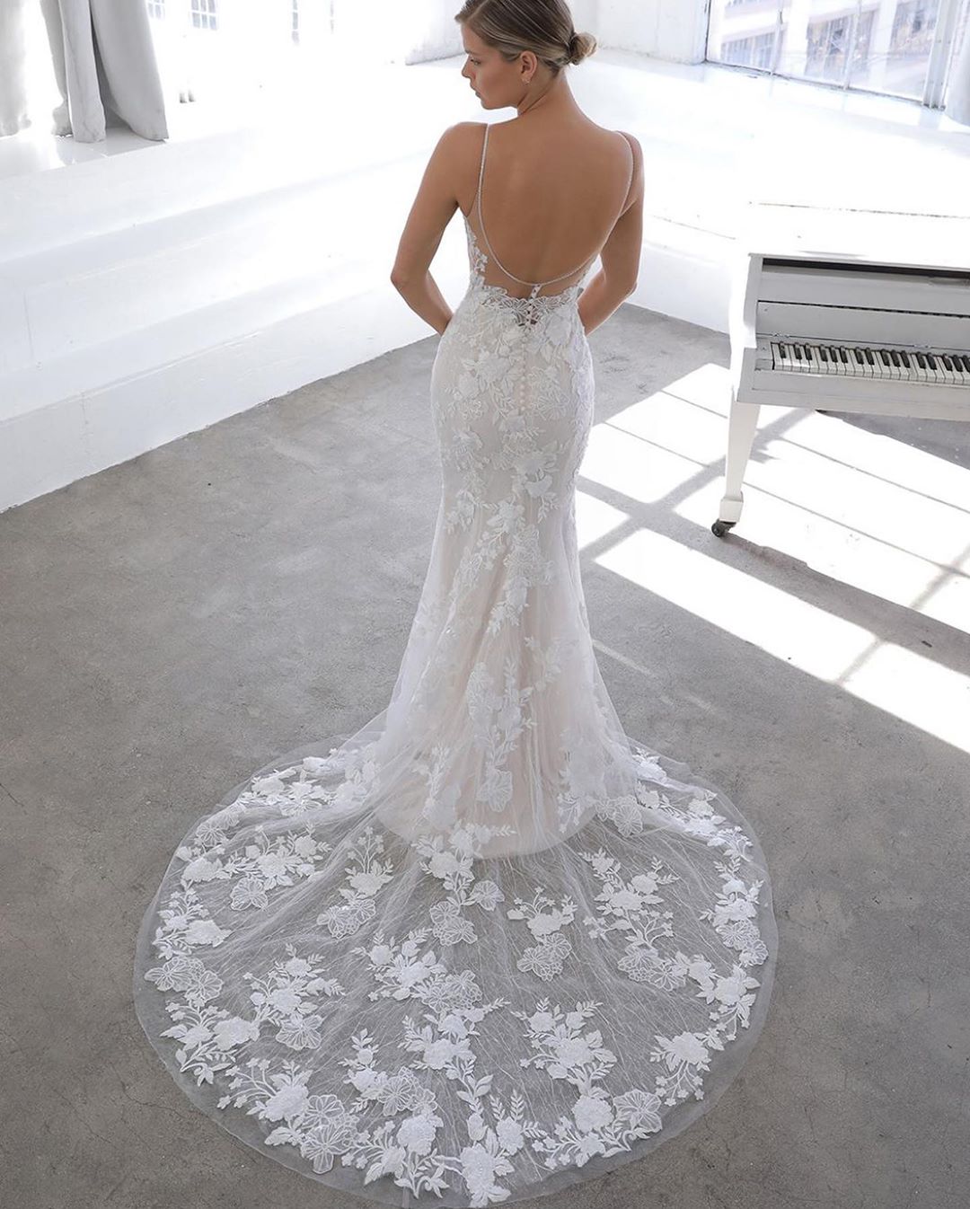 Column Spaghetti Straps V-neck Sleeveless Chapel Train Lace Wedding Gown With Lace 5