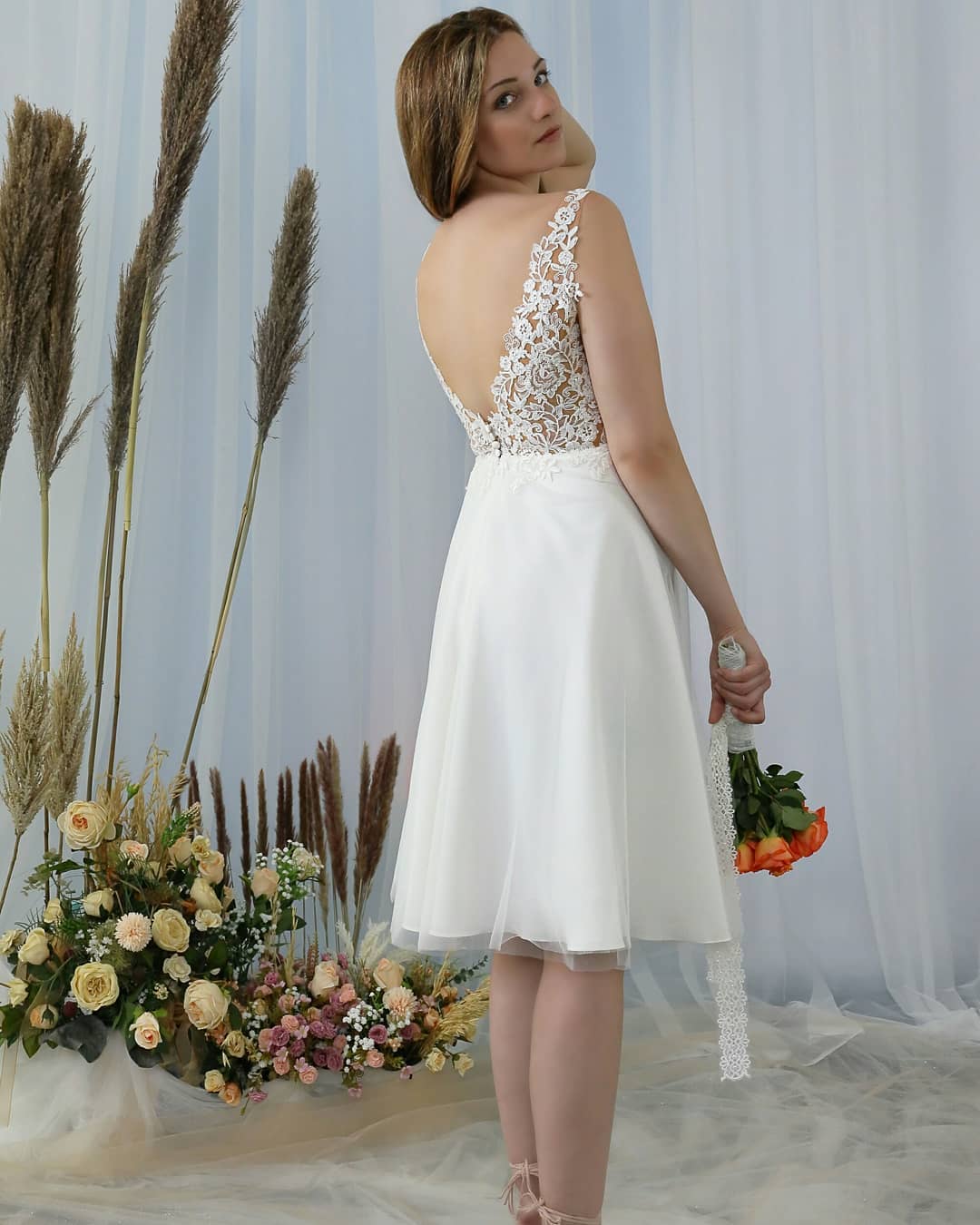 Column Sweetheart Neck Sleeveless Chapel Train Tulle Wedding Gown With Lace 2