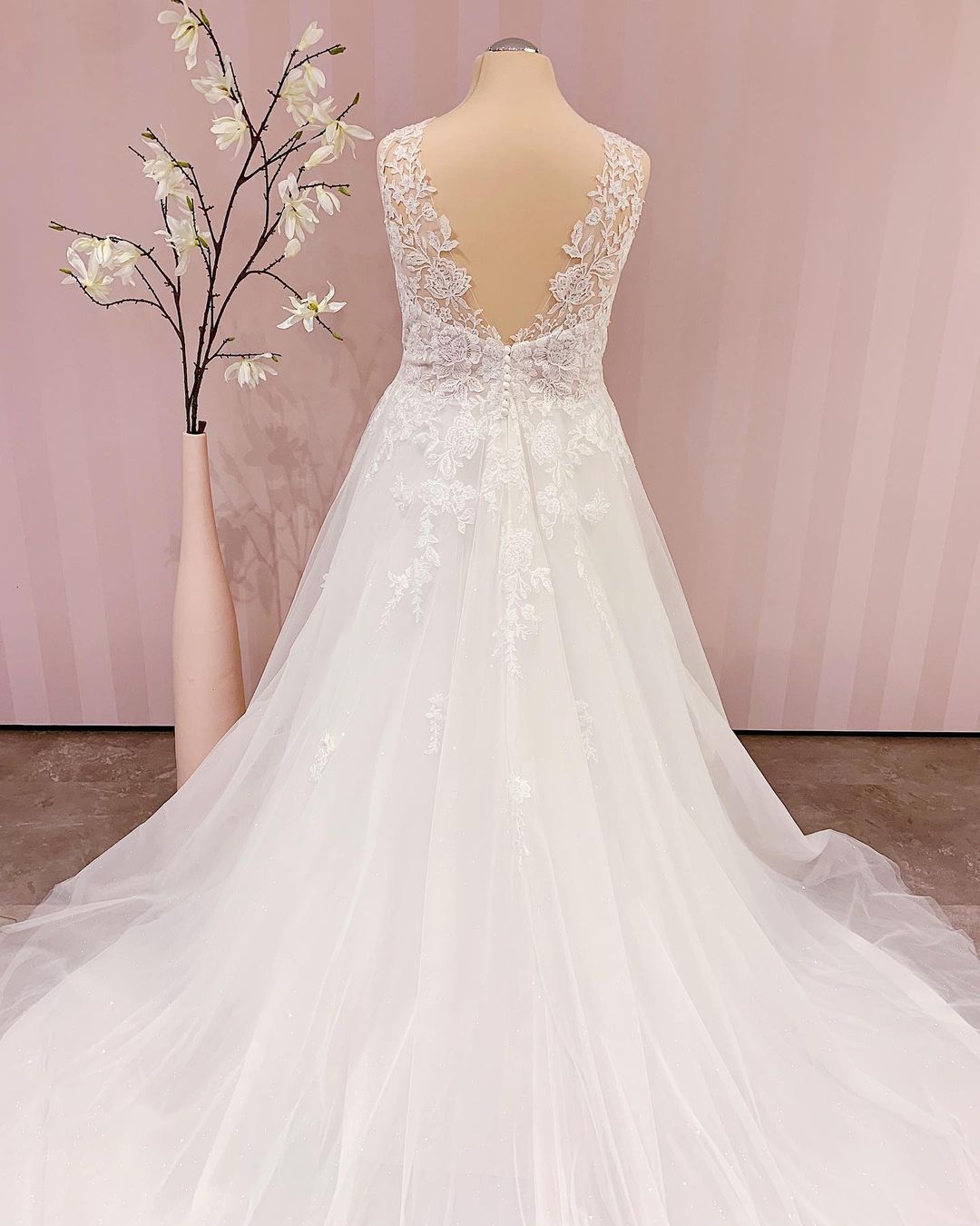 A-line V-neck Sleeveless Court Train Tulle Wedding Dress With Lace 3