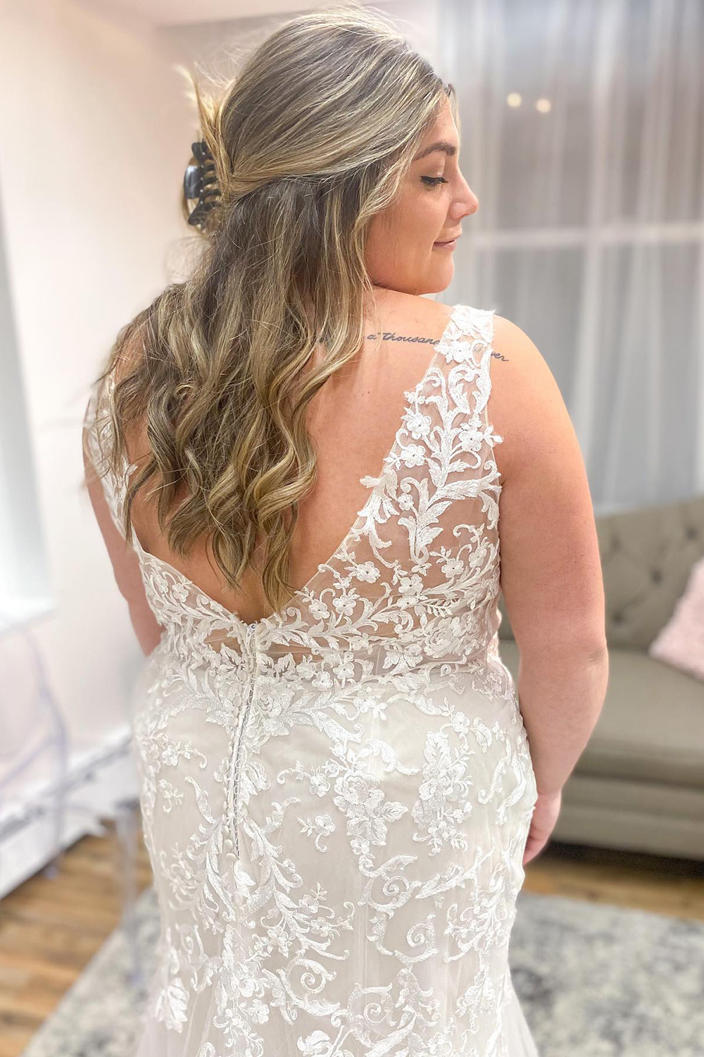 Mermaid V-neck Sleeveless Chapel Train Tulle Wedding Gown With Lace 2