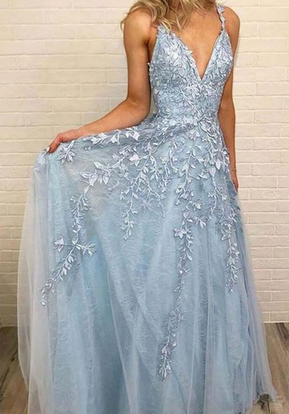 A-line Plunging Neckline Sleeveless Floor-length Tulle Evening Dress With Appliques 3