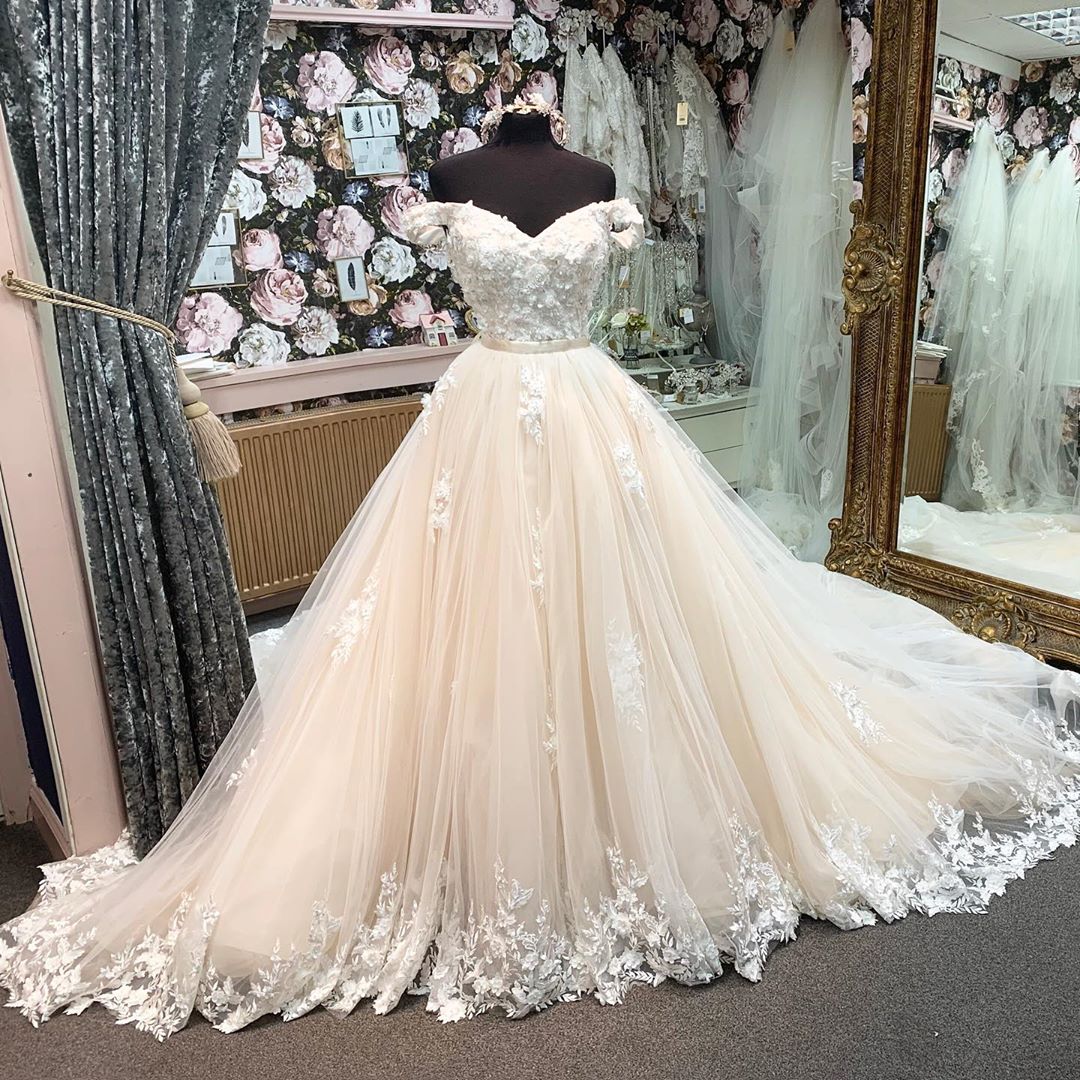 A-line Sweetheart Neck Cap Sleeves Chapel Train Lace Bridal Gown With Ruffles 2