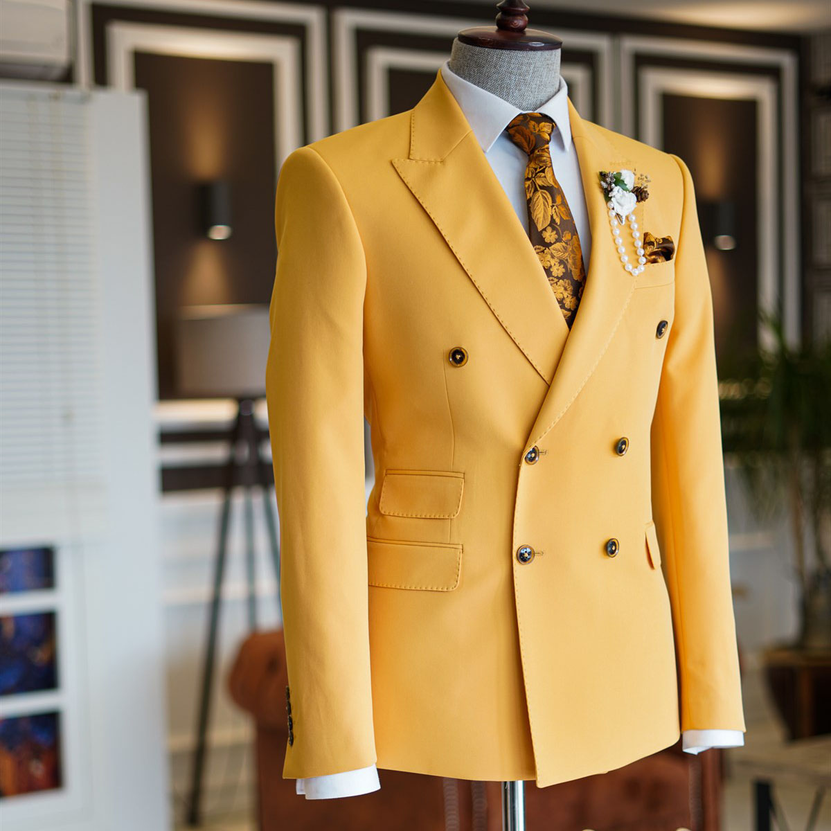 Yellow Double Breasted Prom Men Suit with Peaked Lapel 2