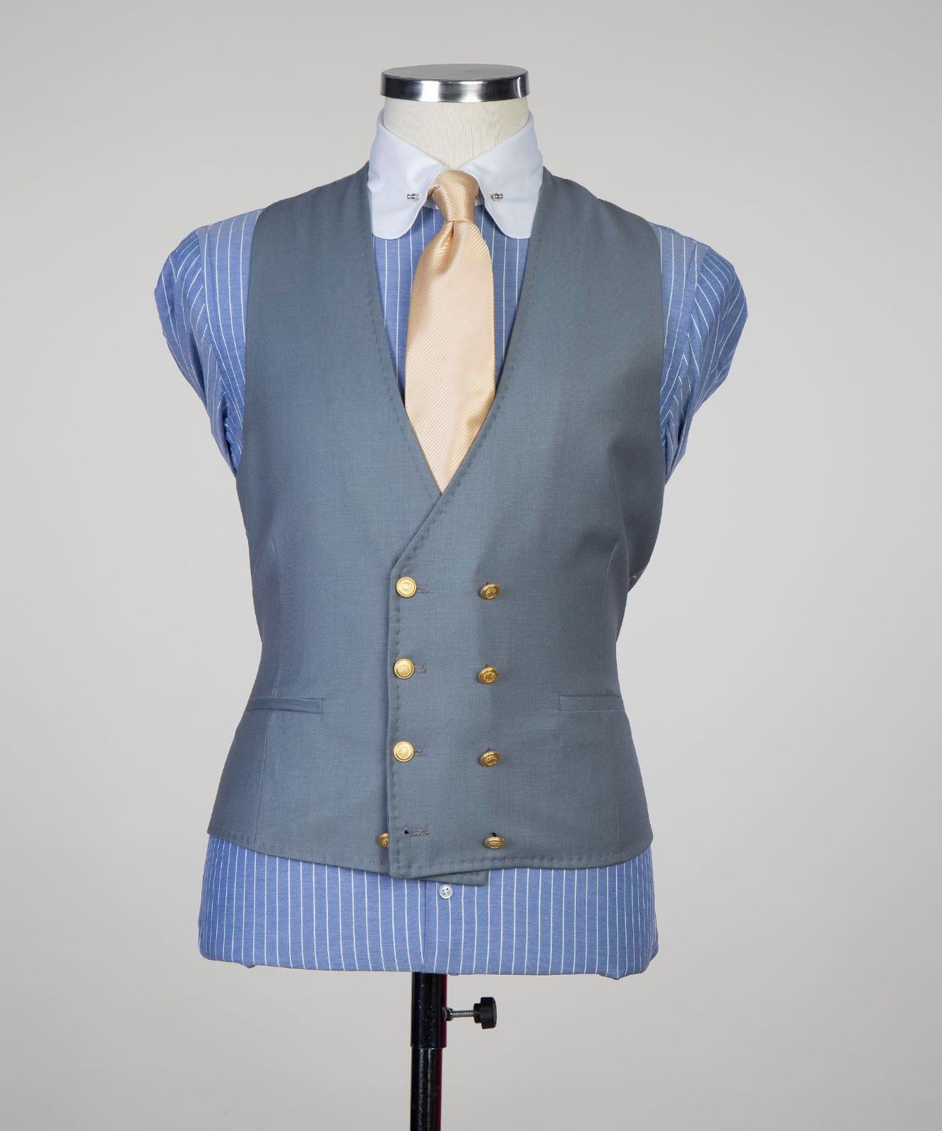 Grey Three Pieces Men Suit with Peaked Lapel 2