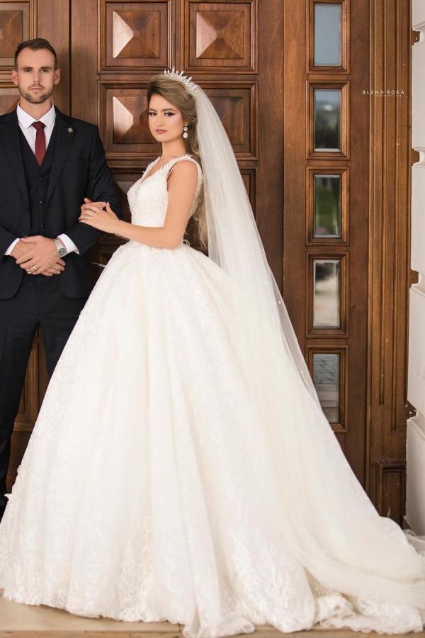 Ball Gown V-neck Sleeveless Chapel Train Lace Bridal Gown With Lace 1