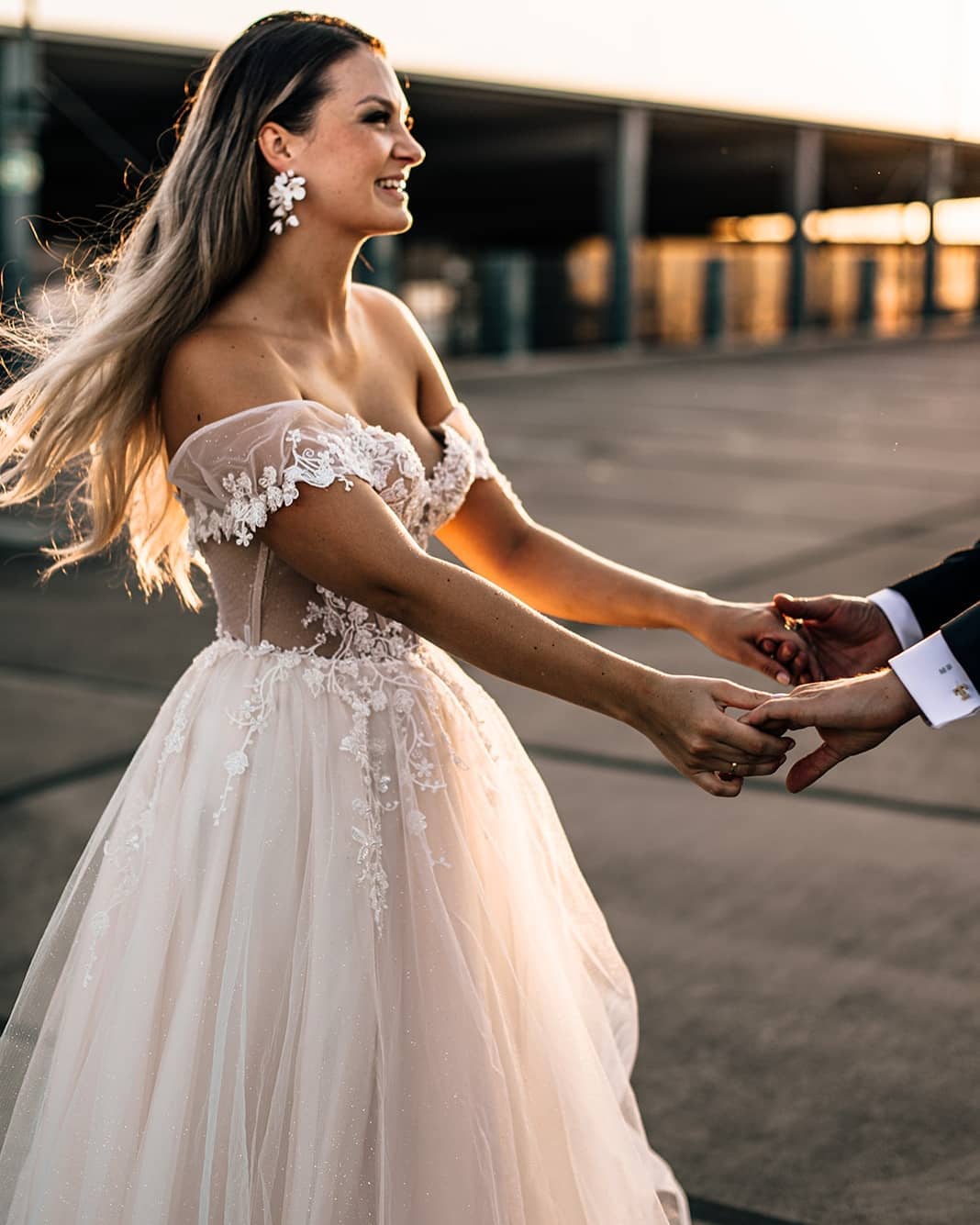 A-line Sweetheart Neck Sleeveless Chapel Train Tulle Bridal Gown With Lace 3