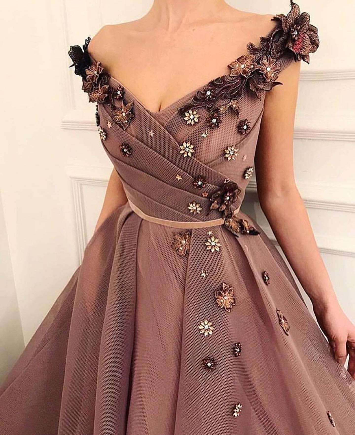 Ball Gown V-neck Cap Sleeves Sweep / Brush Train Satin Evening Dress With Appliques 2
