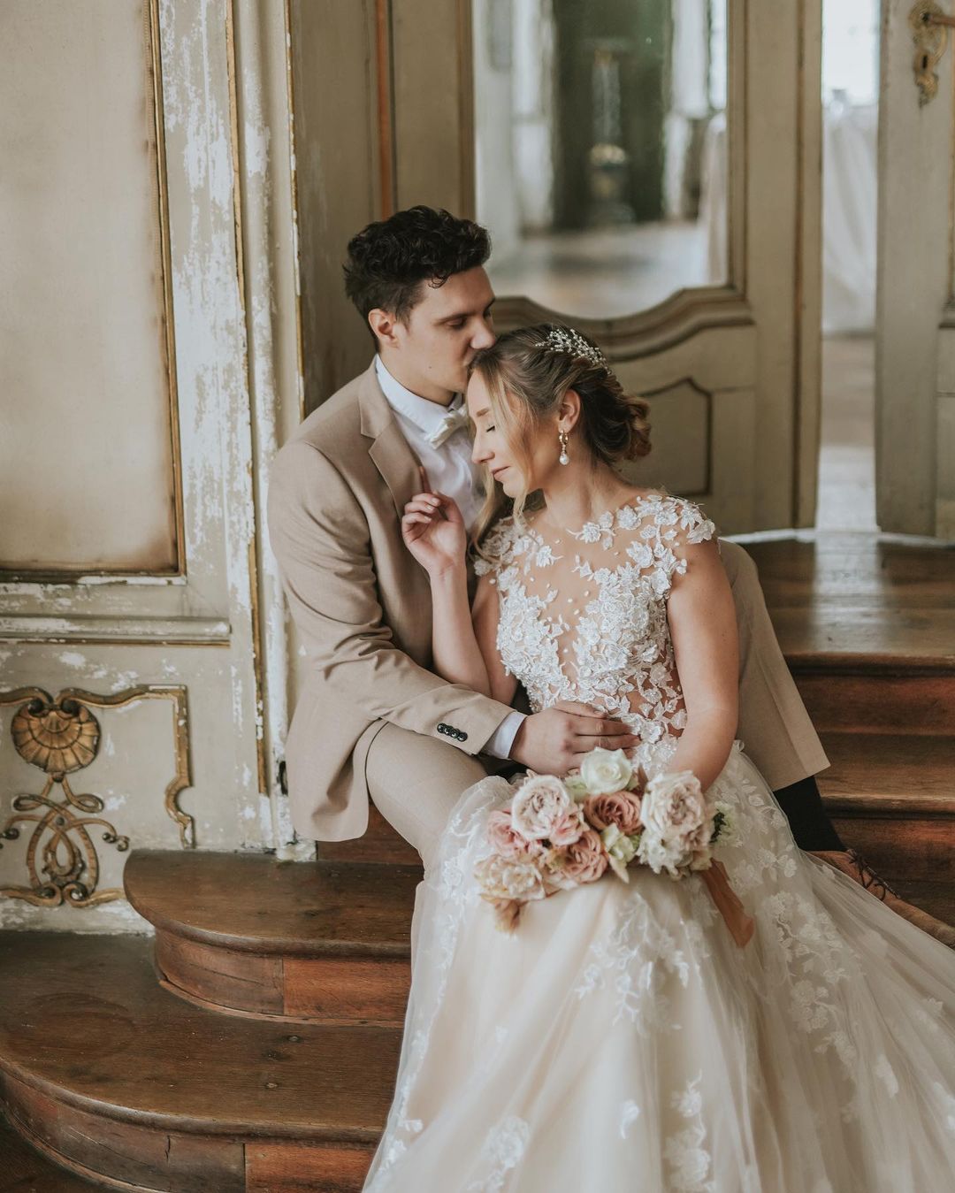 A-line Jewel Neck Sleeveless Chapel Train Lace Bridal Gown With Lace 3