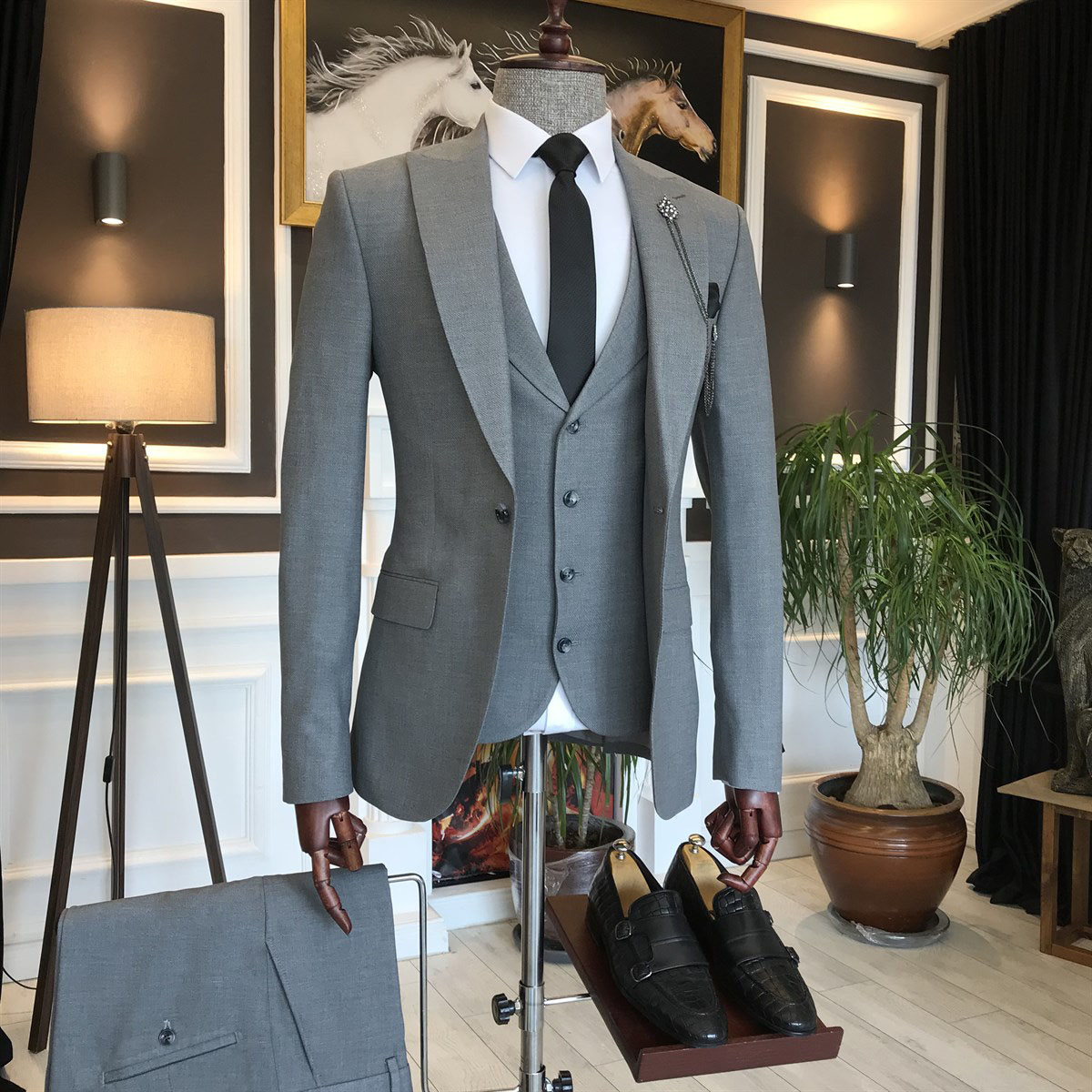 Dark Gray Peaked Lapel Business Suit 2
