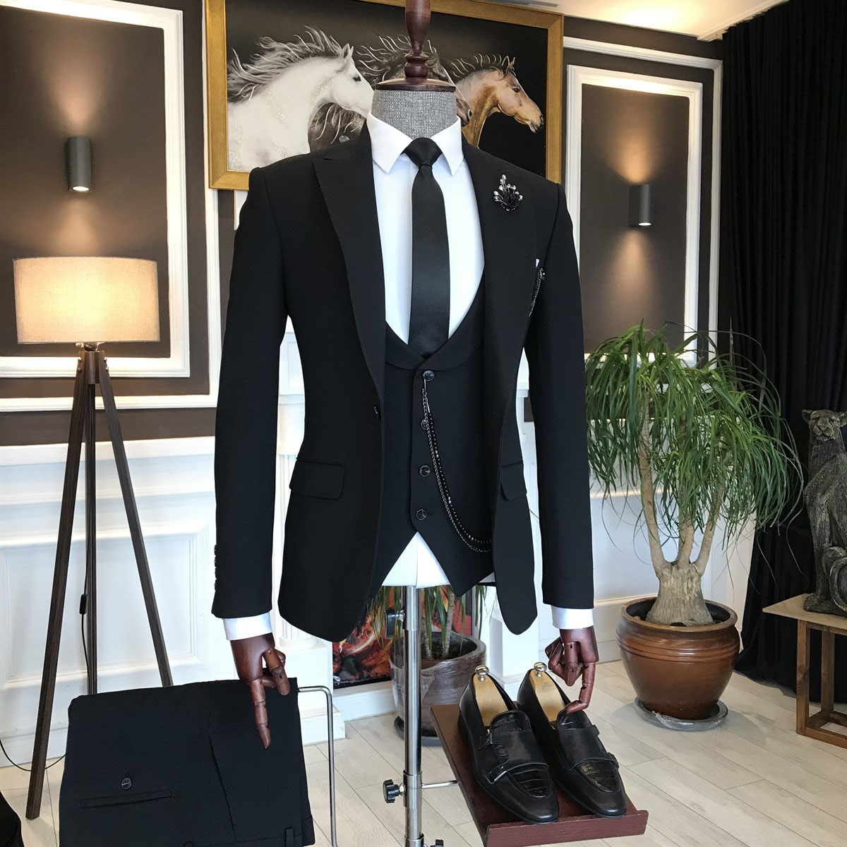 Black Peaked Lapel 3-Pieces Business Suit 2