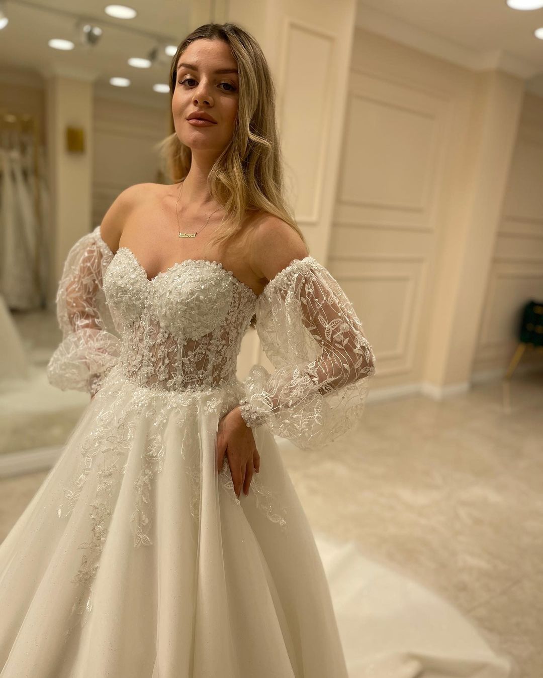 A-line Sweetheart Neck Long Sleeves Chapel Train Tulle Bridal Gown With Lace 5