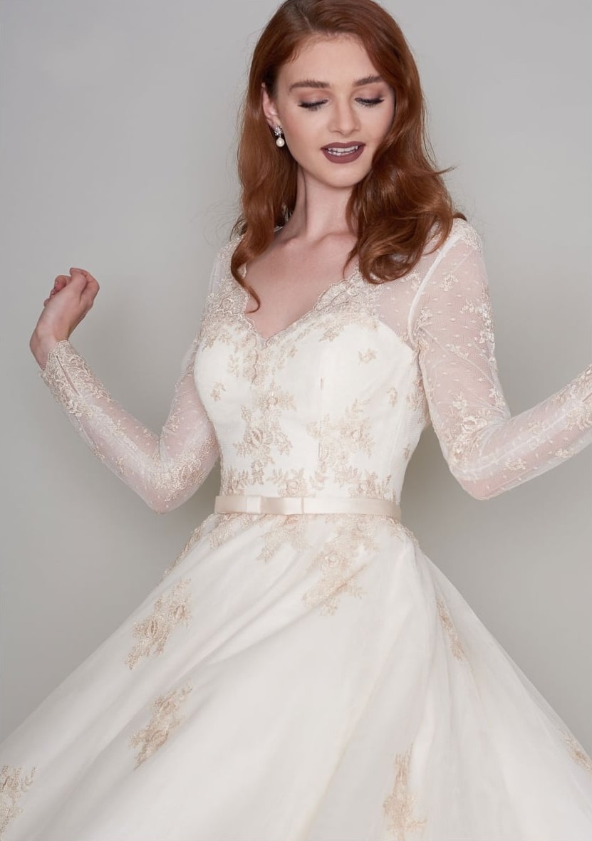 A-line V-neck Long Sleeves Tea-length Tulle Wedding Dress With Lace 5