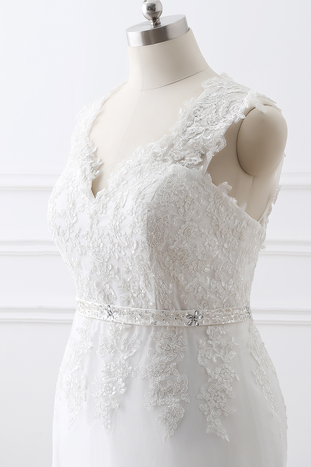 V-neck Sleeveless Sweep / Brush Train Tulle Wedding Gown With Lace 4