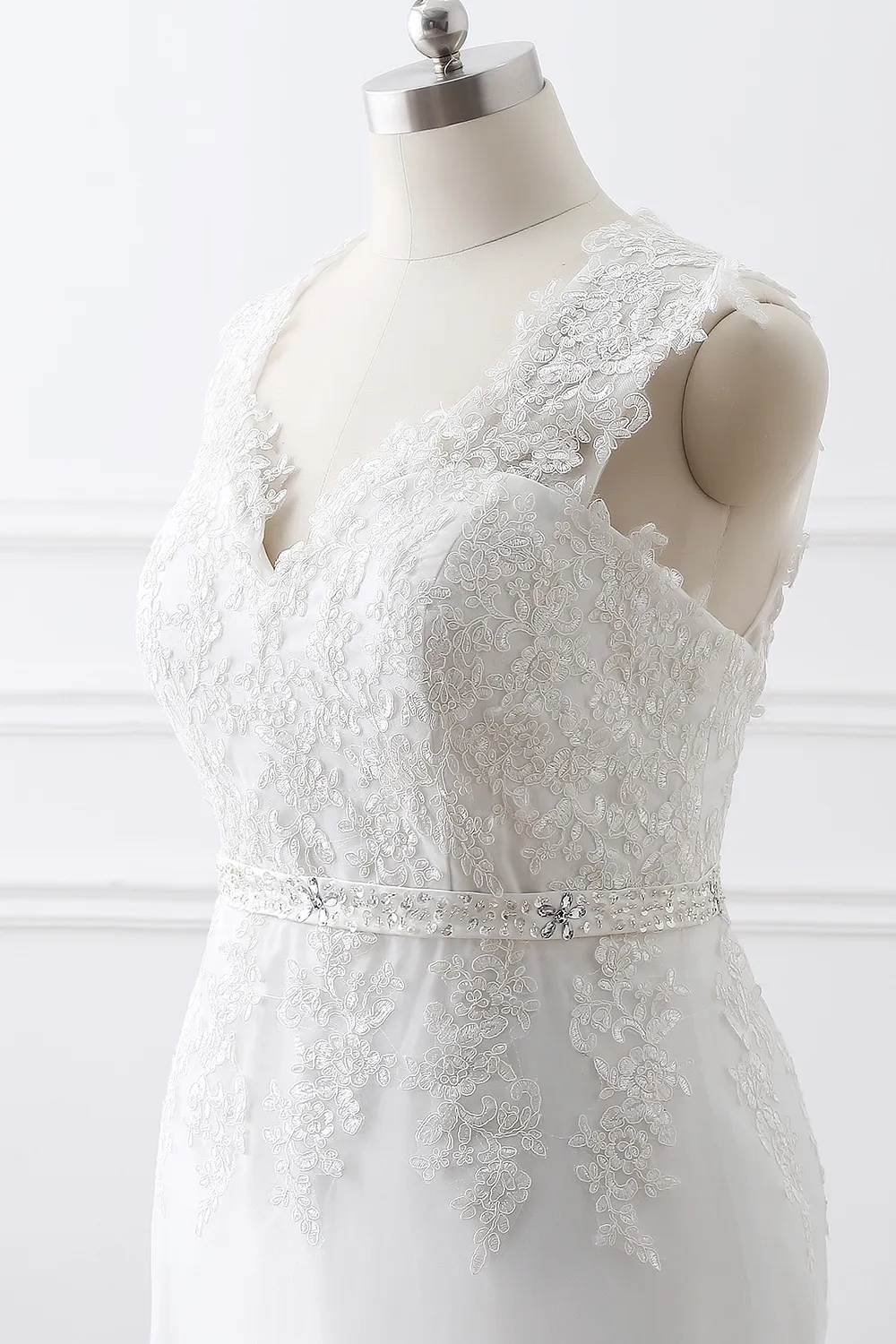 V-neck Sleeveless Sweep / Brush Train Tulle Wedding Gown With Lace 4