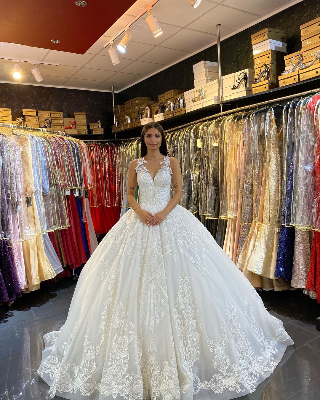 V-neck Sleeveless Chapel Train Lace Bridal Dress With Lace 4